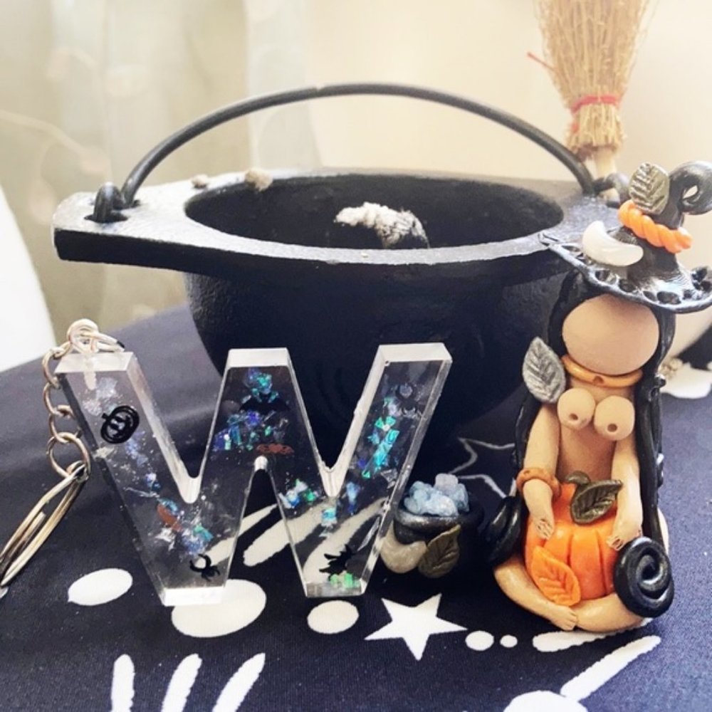 Witch 🧙‍♀️🕯🌙 Resin letter W keyring